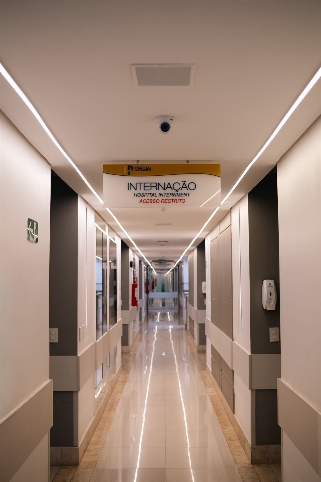 Corredor da internação com iluminação linear